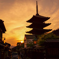 写真: 八坂の塔と夕日