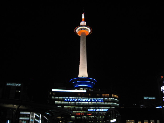 写真: 京都タワー（Earth Hour消灯前1）