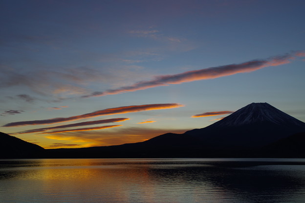 写真: 明け方の富士山