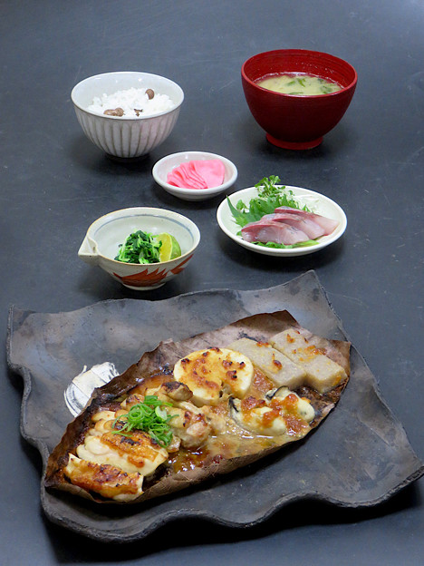 写真: 今晩は、朴葉みそ焼き（鶏肉、里芋、牡蠣、手作りこんにゃく）、つまみ菜、つばす造り、赤かぶ漬け、牡蠣と菊菜の味噌汁、むかごご飯