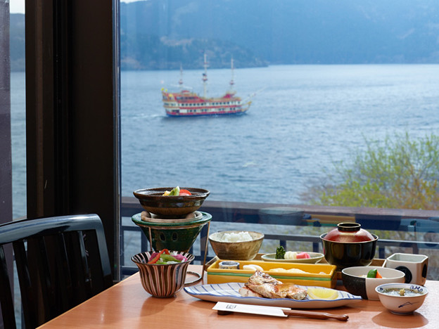 写真: 日本料理「つつじの茶屋」窓側席（和朝食イメーシ?）