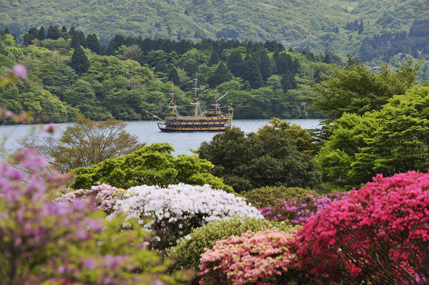 写真: ツツジ庭園と芦ノ湖の海賊船victory