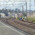 写真: 東海道貨物線上り線、今日は旅客本線経由か。敷石調整中。