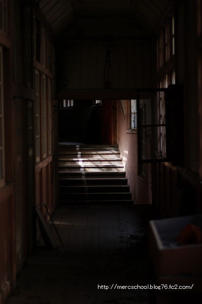 写真: 廃校の廊下。