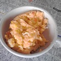 写真: いただいた地元のお芋でポテトサラダ(人参、紫玉ねぎ入り) を作ってみ...