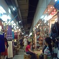 写真: バンコク｜ナイトバザール　迷路のように軒を連ねる店、店