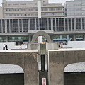 110516-191平和の灯越しの広島平和記念資料館