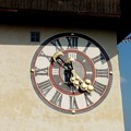 写真: ０９７時計の文字盤、長針が時間を示す２