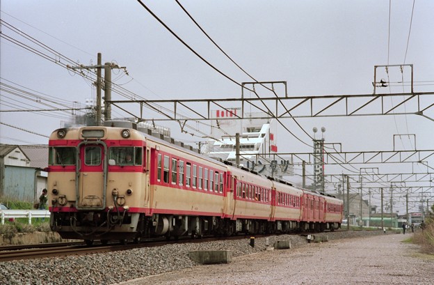 キハ65先頭の混生列車