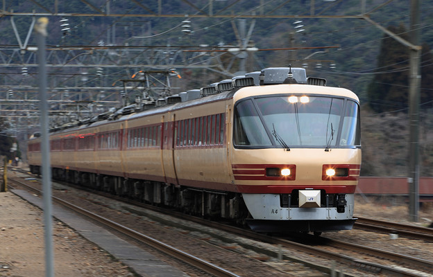 写真: 新疋田駅を通過する上り485系雷鳥A4編成