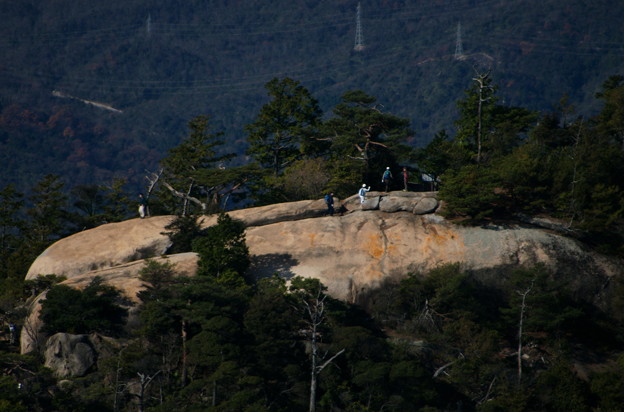写真: 駒ヶ林、山頂に憩う人々