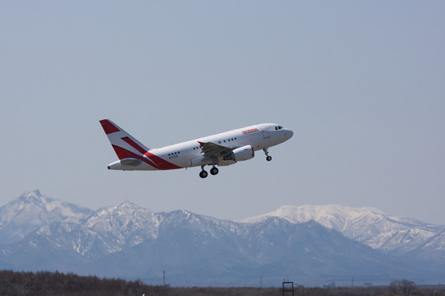 写真: A318CJ N777UE take off