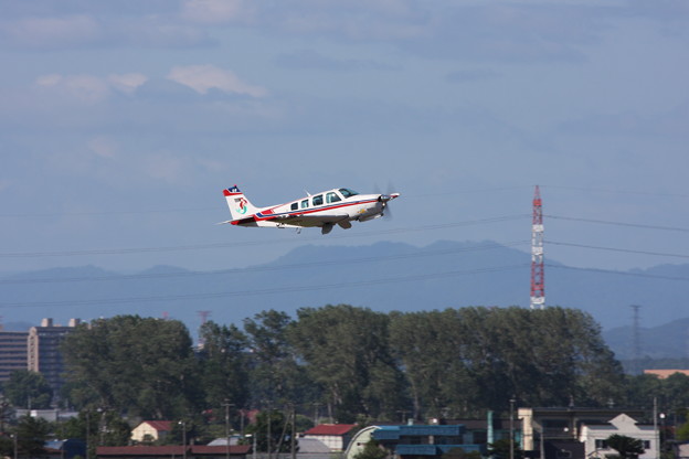 写真: 丘珠2014 BeechA36 JA4158 Take off
