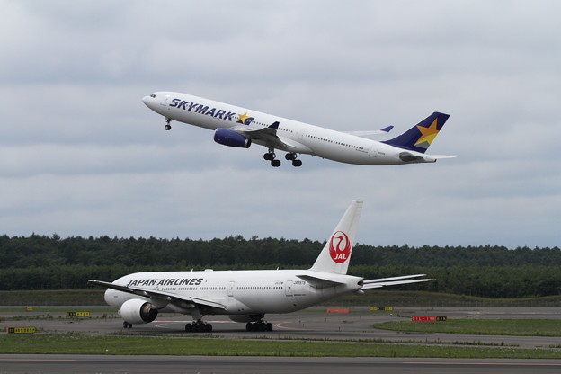 A330-300 SKYmark JA330AとB777-200 JAL