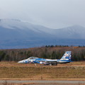 写真: F-15J 305sq60thSPと初冠雪の樽前山