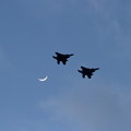 写真: F-15 Formationと月