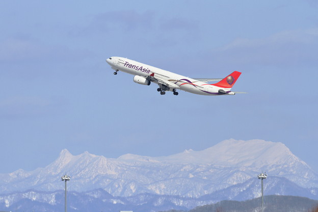 Photos: A330 TransAsiaと夕張岳