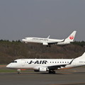写真: J-AIR ERJ170とJAL B738