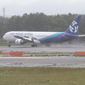 写真: B767 雨の中をLanding Asia Atlantic Airlines