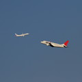 写真: JAL B737とJ-AIR ERJ