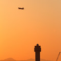 写真: 夕焼け空にYS-11EBとCTS tower