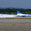 写真: T-4 Blue Impulse 692/697 2機での展示飛行(5)
