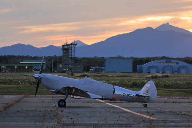 写真: Silver Spitfire G-IRTY 飛来(6)