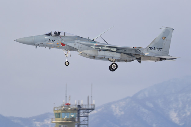 写真: F-15J 8937 201sq landing