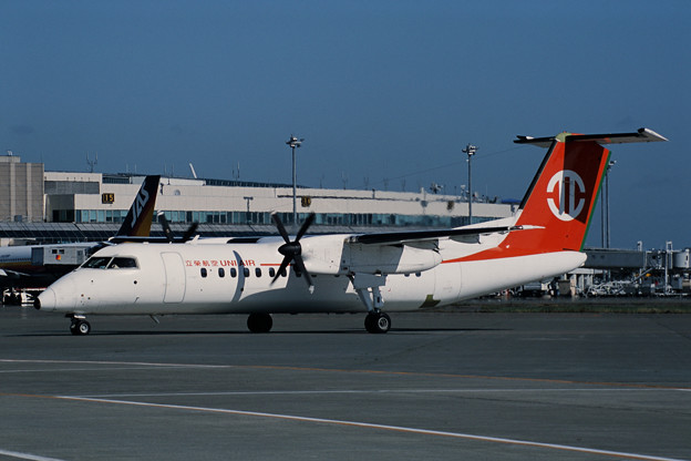 De Havilland Canada DHC-8 N320BC UNI CTS 2001.08 (1)