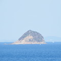 写真: 軍艦島の隣の島