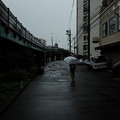 写真: 雨中、駅へ