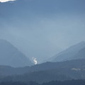 写真: 山あいに煙たなびく