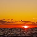 写真: ダルマ夕陽！　国東半島へ強行着陸