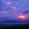 写真: 雲間の夕焼け