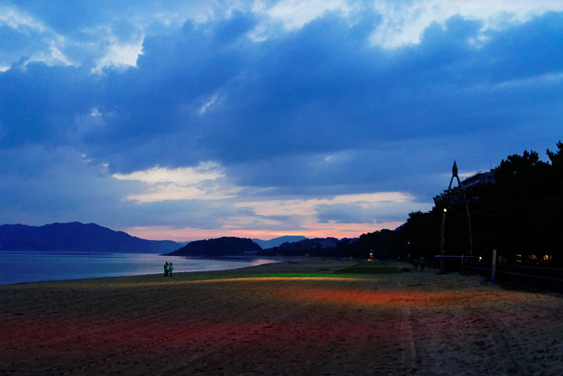 写真: 黄昏の虹ヶ浜
