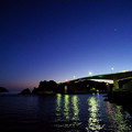 写真: 一番星、上関大橋の夕空に