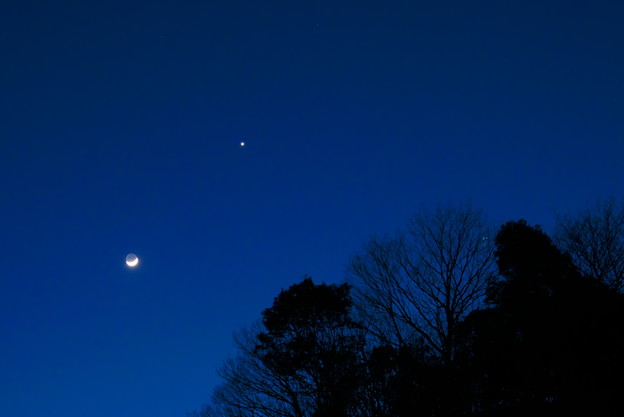 写真: 三日月と一番星のランデブー