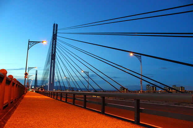 写真: 夕暮れの城北大橋