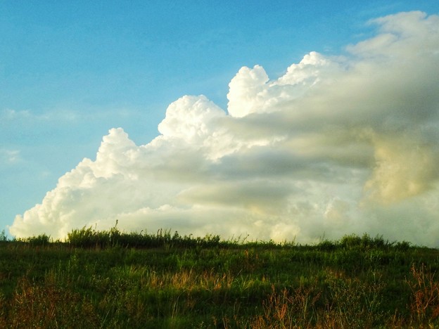 写真: 転げ落ちそうな雲