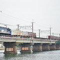 写真: 瀬田川橋梁を渡るＥＦ２１０牽引貨物