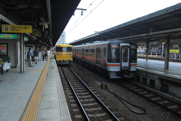 写真: DMU / JR Central Kiha 75 for Rapid Train 'Mie' (right)