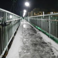 写真: 手すりが低い五稜郭駅外の跨線橋
