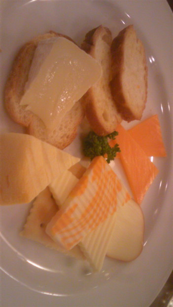 写真: 神谷バーのチーズ盛り合わせ