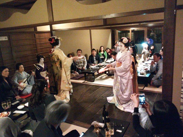 写真: 今日は宮川町の舞妓さんたちの踊り
