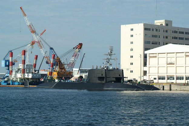 写真: 横須賀港に停泊する潜水艦