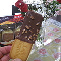 写真: Ｌａｄｙ　Ｂｏｒｄｅｎ　クッキー部分をもってチョコの方から食べます！