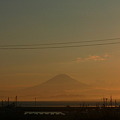 写真: 江ノ島大橋から夕焼けに染まる富士山