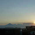 写真: 海の家と富士山のシルエットと輝く夕日