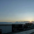 写真: 海の家と富士山のシルエットと夕日