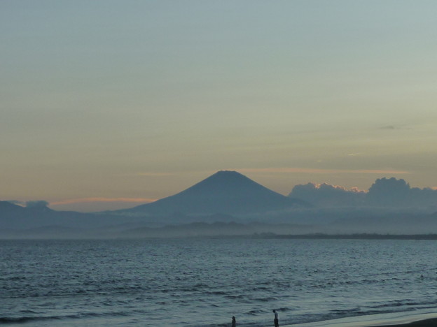 写真: 鵠沼海岸の富士山と海水浴客１